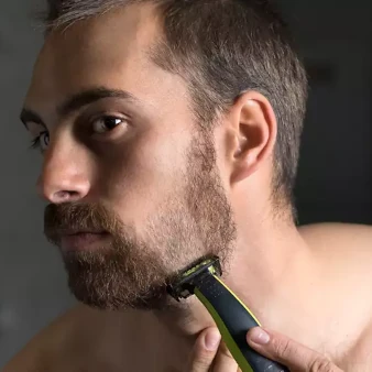 Persona recortando la barba